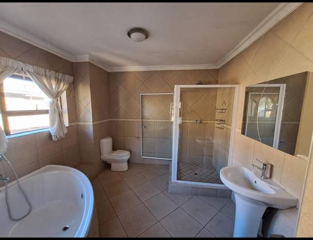 5 BEDROOM HOUSE FOR SALE IN AMBERFIELD